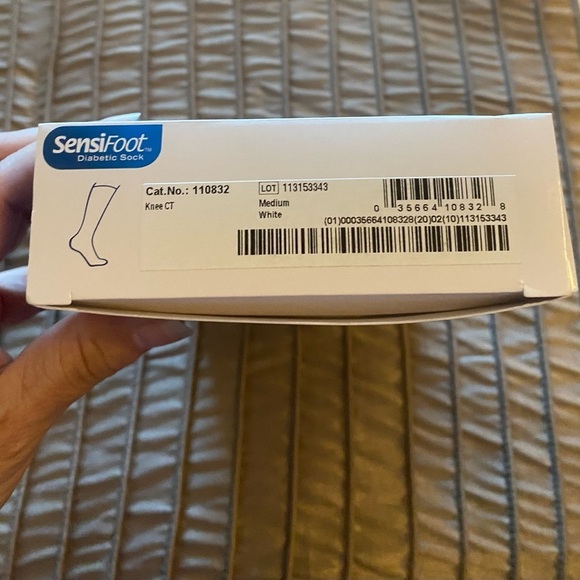 NEW - Jobst SensiFoot Diabetic Compression Socks Medium. (Box has minor damage) - Picture 4 of 4